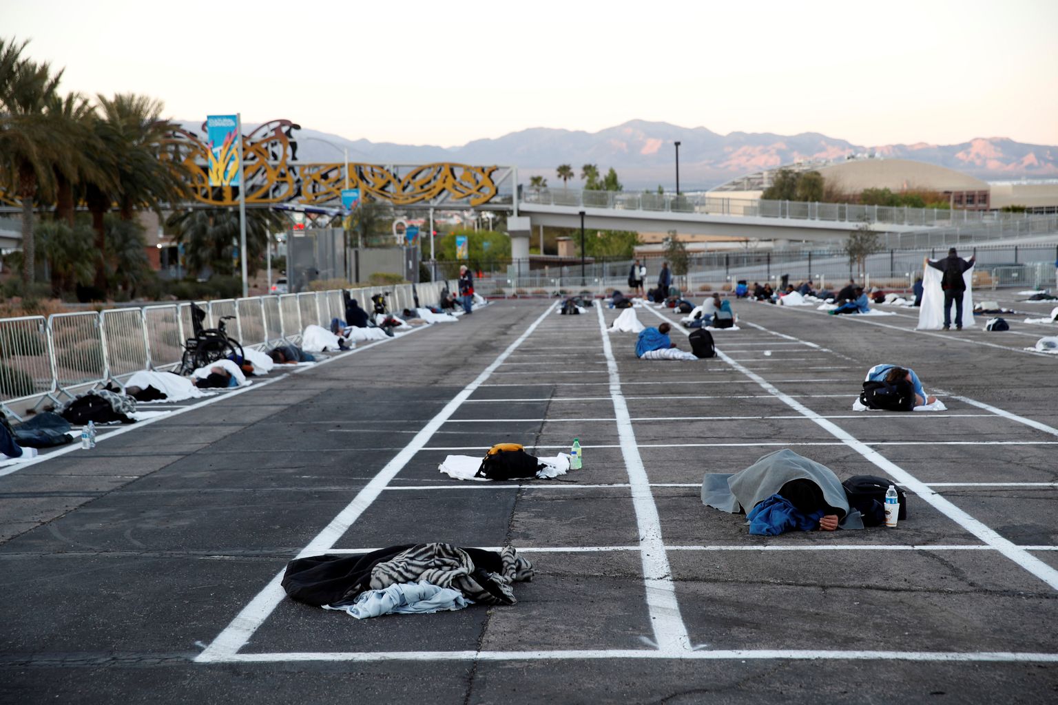 Kodutute majutamiseks rajasid Las Vegase võimud Cashmani keskuse parlasse ajutise varjupaiga, märgistades magamisalad asfaldile valgete joontega.