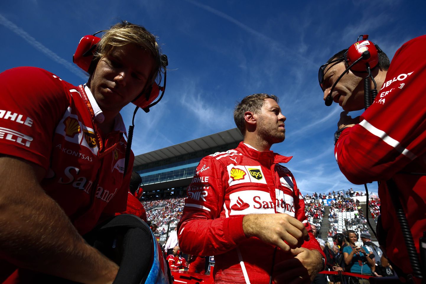 Sebastian Vettel (keskel).