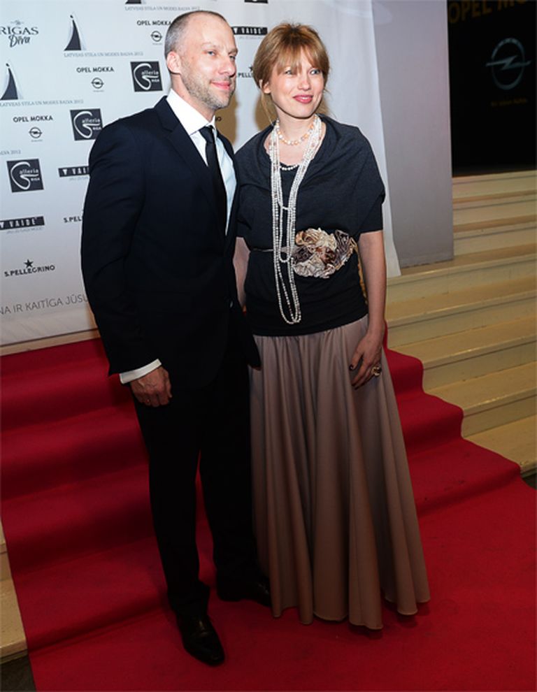 Dizainere Inese Ozola ar vīru, uzņēmēju Gundaru apmeklēja "Latvijas Stila un Modes balvas 2012" pasniegšanas ceremoniju 
