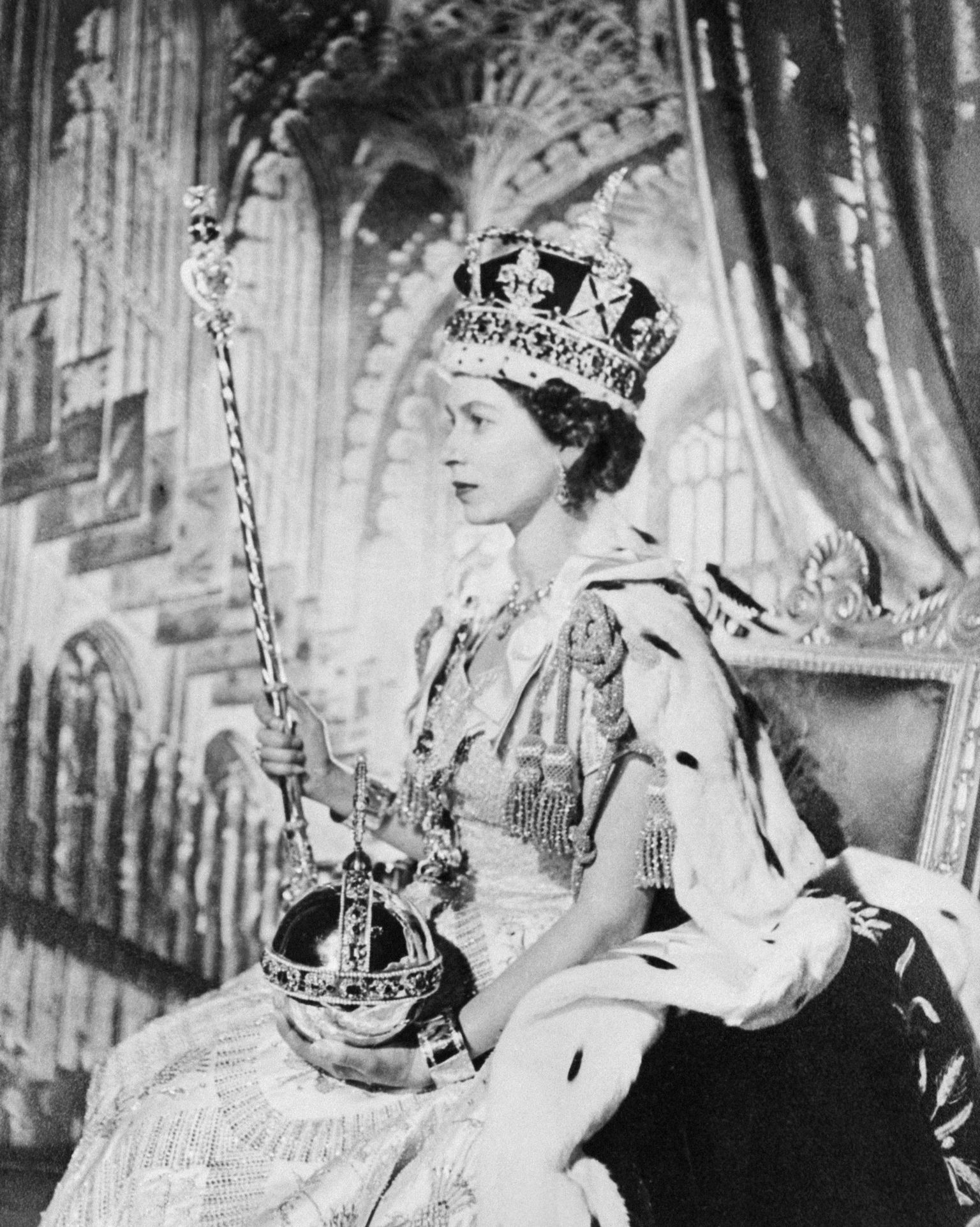 Briti kuninganna Elizabeth II oma kroonimispäeval 2. juunil 1953 kuninglike regaalidega, krooni, valitsuskepi ja -õunaga
