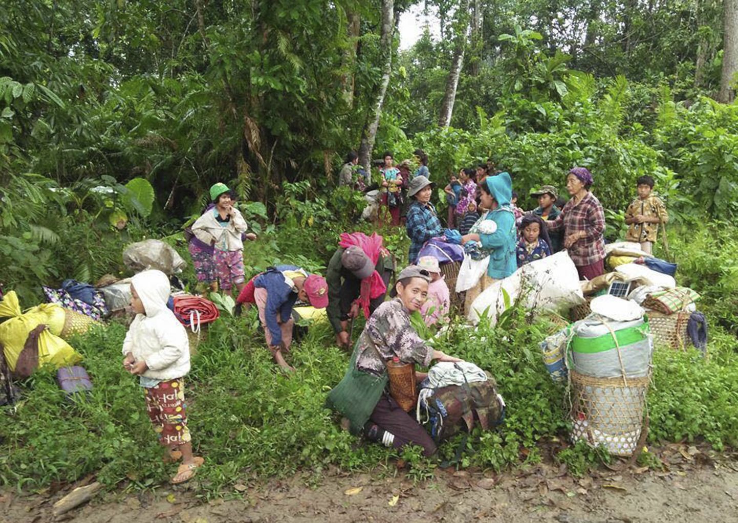 Myanmari kristlastes katšini põgenkud varjamas ennast džunglis, kuhu nad on pagenud Myanmari valitsusvägede ja kohalike mässuliste kokkupõrgete eest.