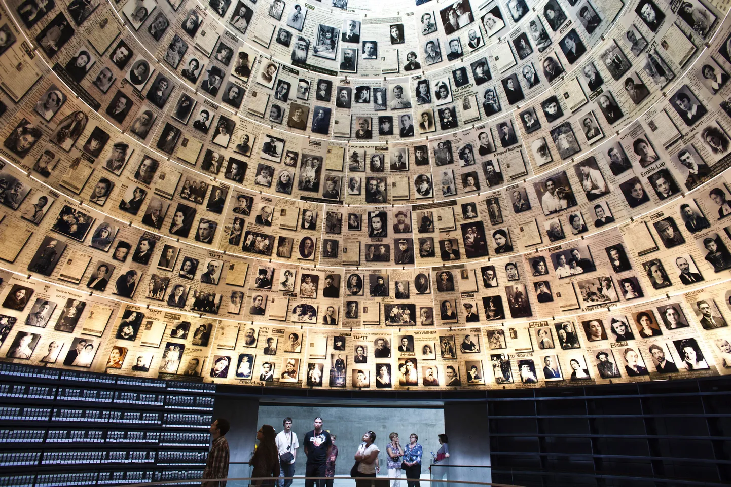 Помещение в музее Яд Вашем с именами жертв Холокоста