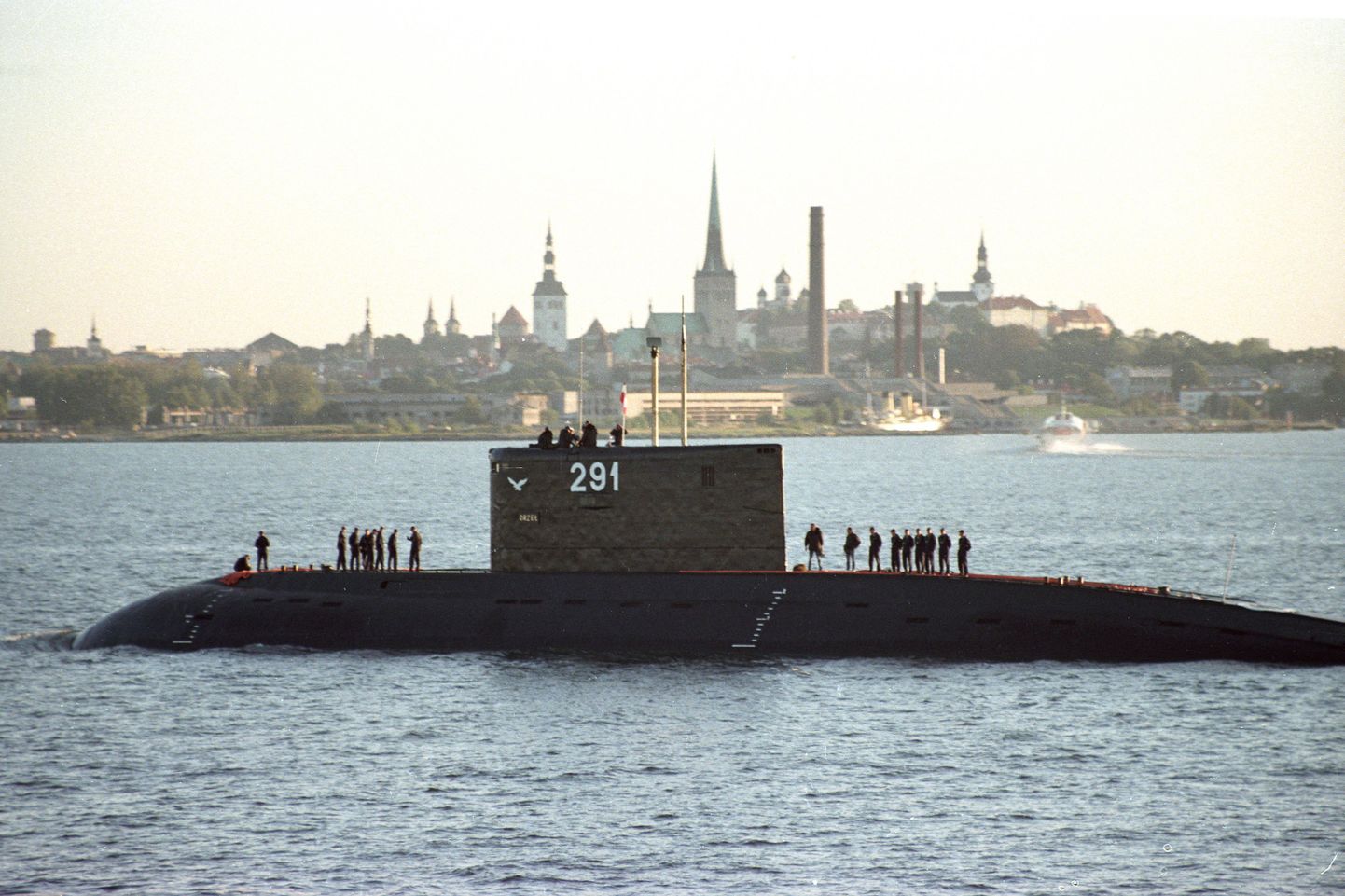 Poola allveelaev Orzeł Tallinna reidil 2000ndate alguses