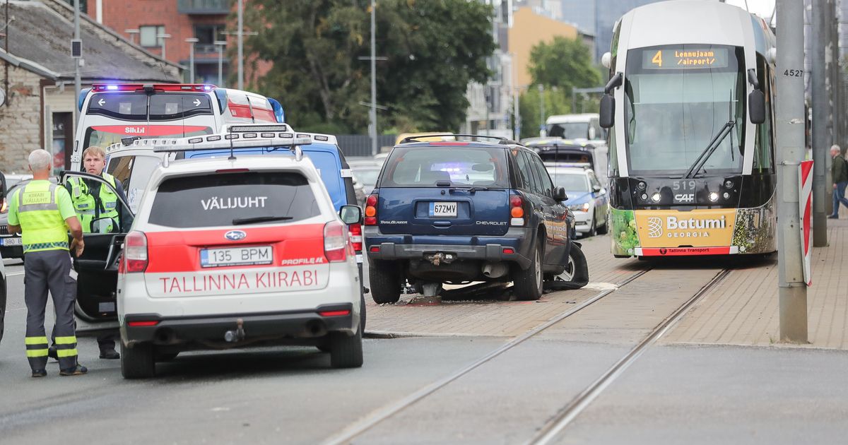 Fotod: Tallinnas põrkasid kokku tramm ja kaks sõiduautot