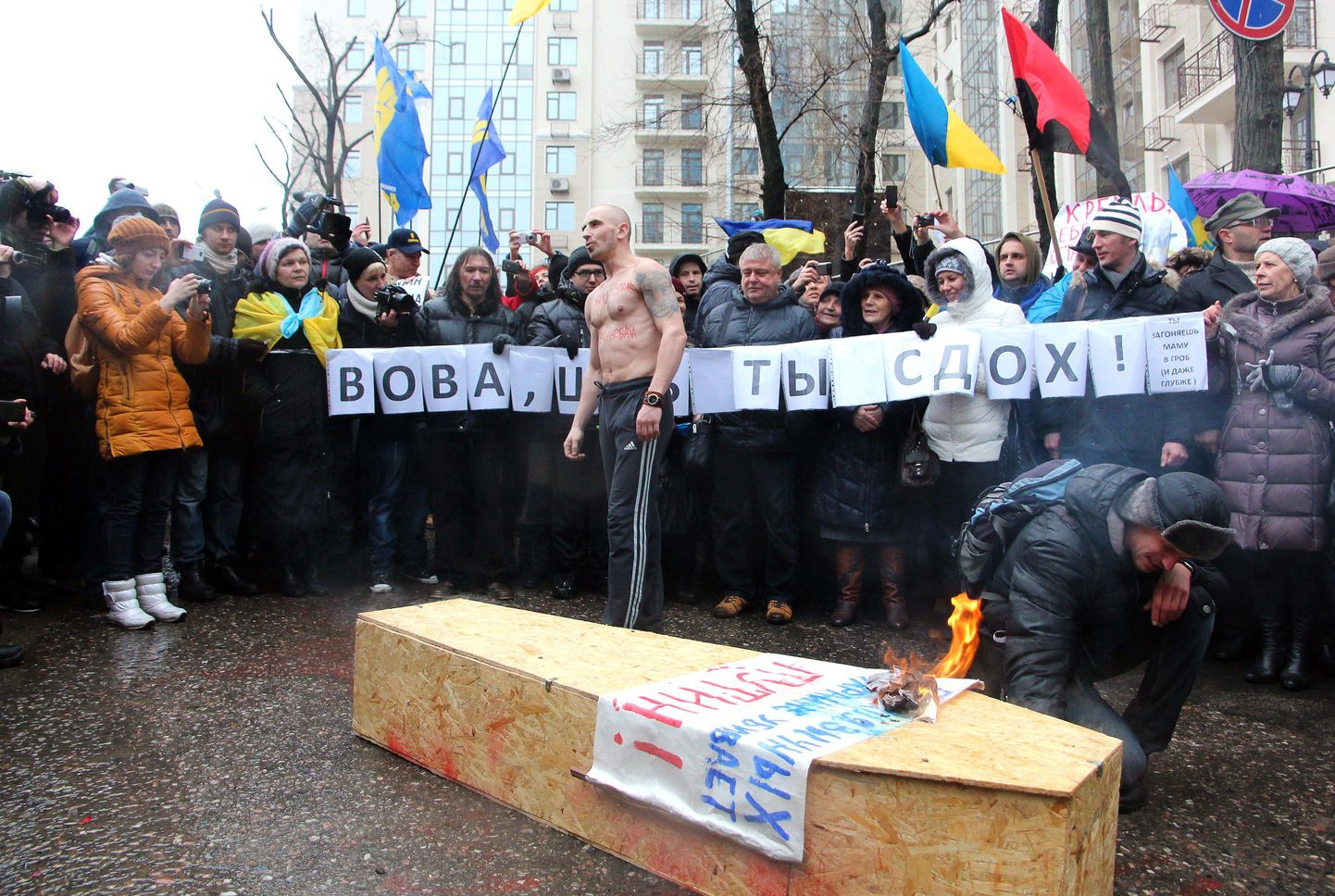 Одесситы провели акцию протеста под зданием Генерального консульства РФ.