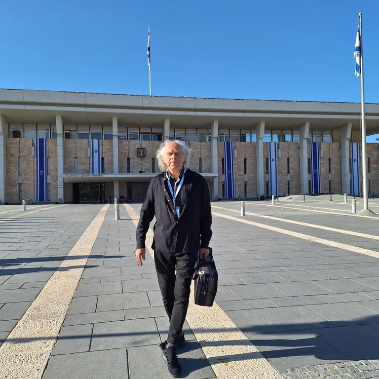 Andres Mustonen oma viiuliga tänavu kevadel Iisraeli parlamendihoone Knesseti ees.