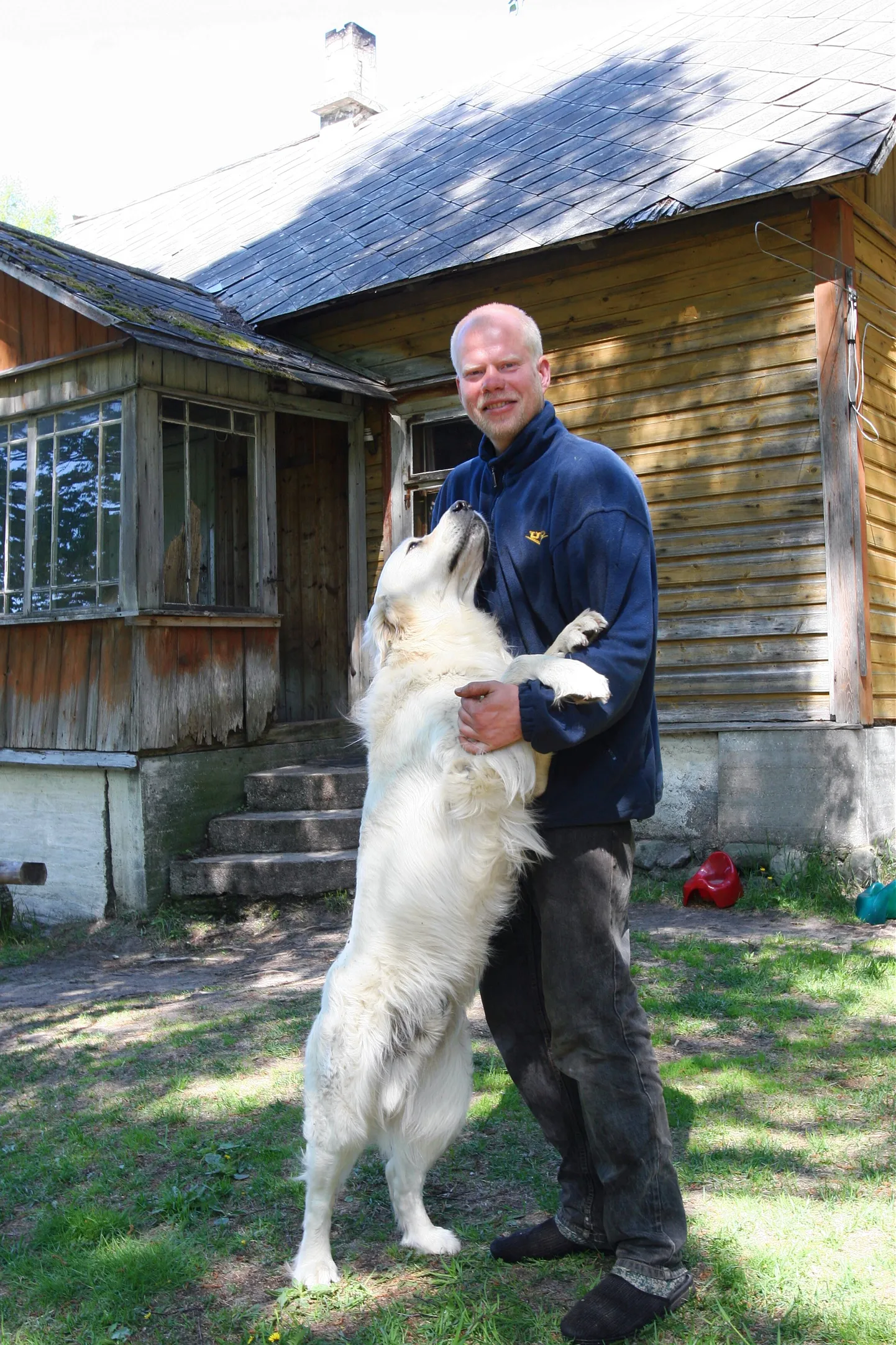 Pildil Ruhnu elanik Kaarel Lauk oma kuldse retriiveri Alfiga.