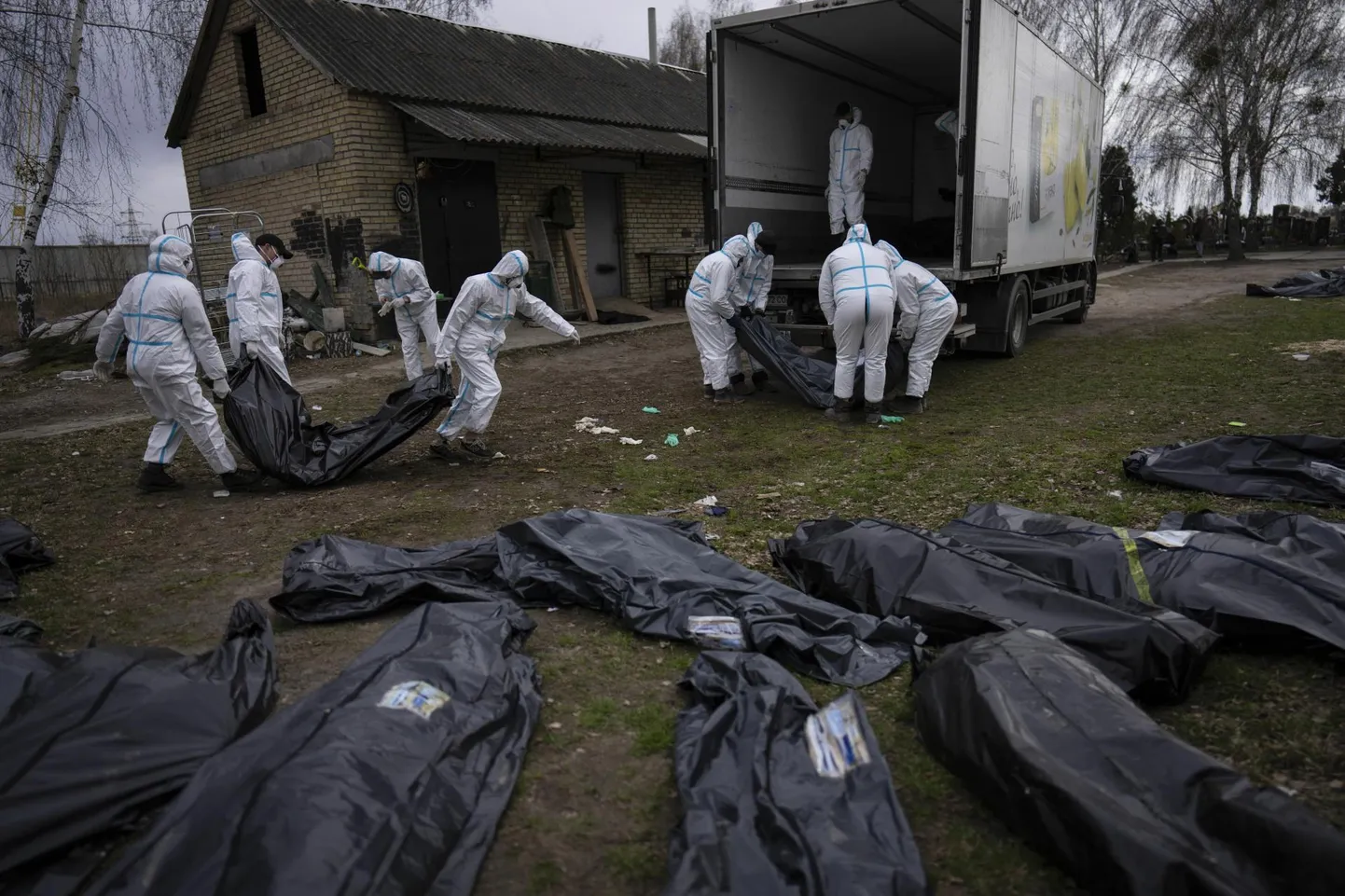 Butšas tapetute surnukehad viiakse surnukuuri uurimisele. Praegune relvakonflikt Ukrainas on üks paremini dokumenteeritud ja jäädvustatud tegevusi, mida käsitleb võimalike sõjakuritegudena ka Rahvusvaheline Kriminaalkohus ning mille on hukka mõistnud ÜRO Peaassamblee. 