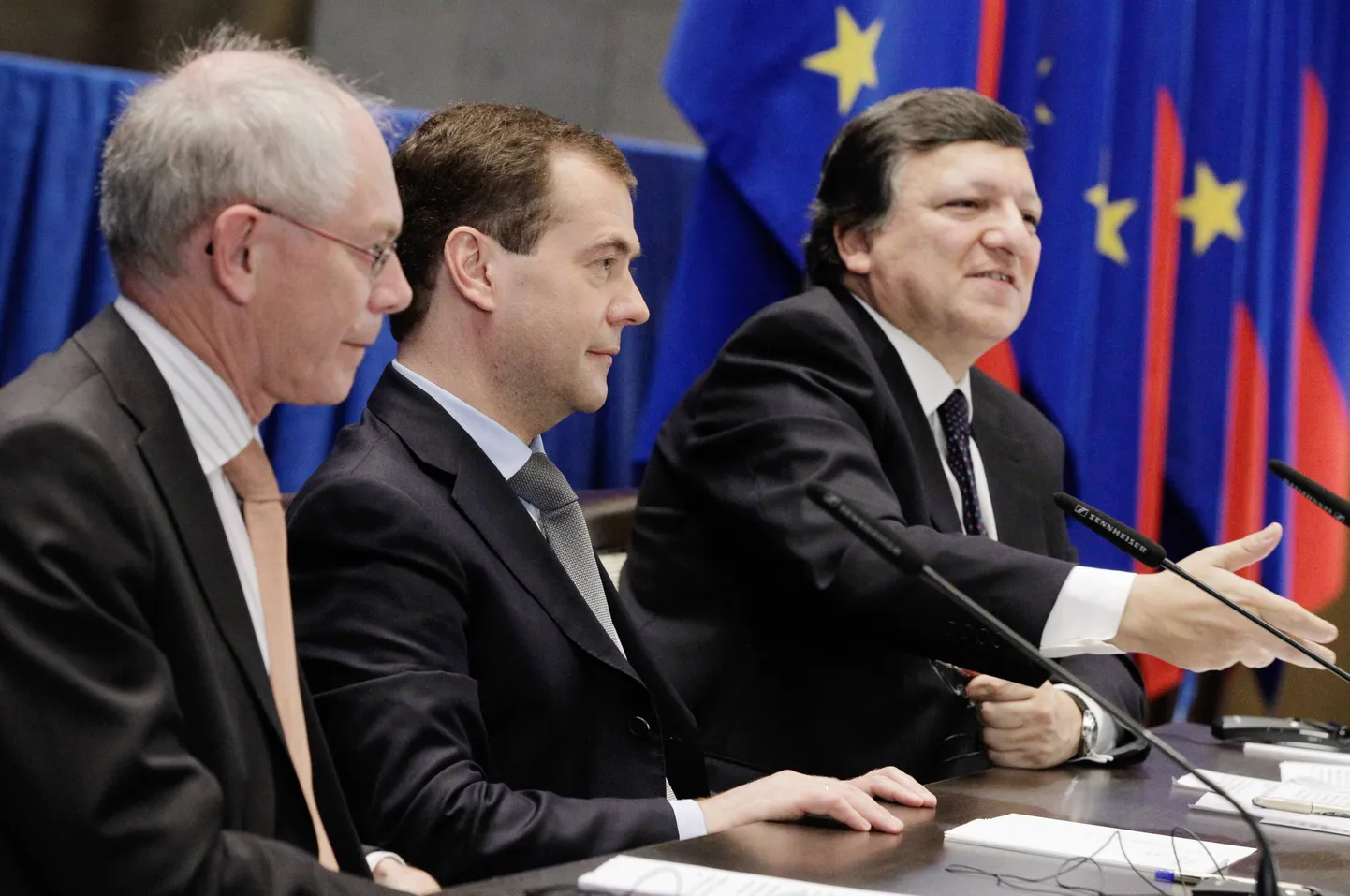 Участники саммита (слева направо): президент ЕС Херман ван Ромпей, Дмитрий Медведев и президент Еврокомиссии Жозе Мануэль Баррозо.