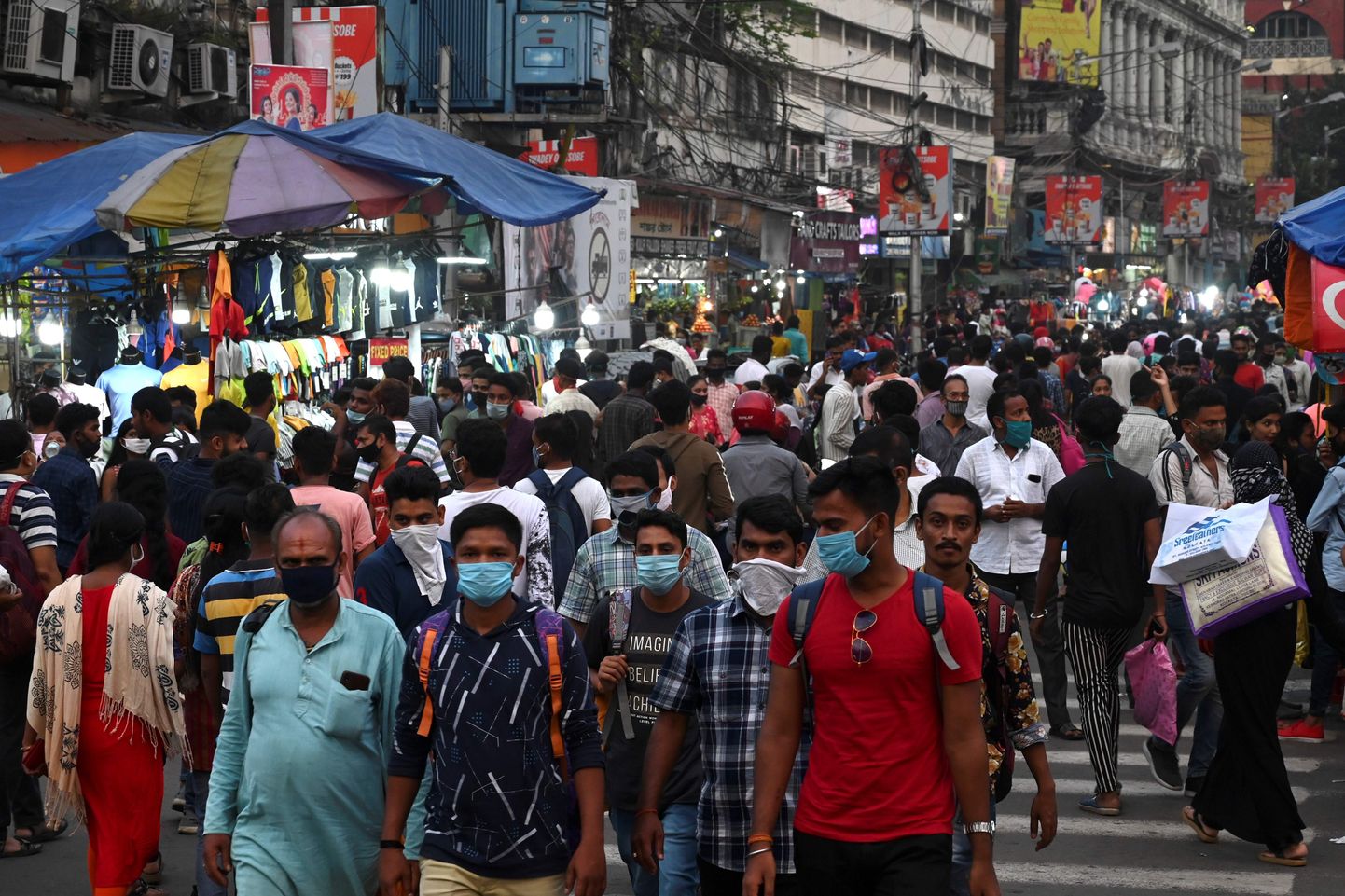 Inimesed Kolkata turupiirkonnas usufestivaliks Durga Puja ettevalmistusi tegemas.