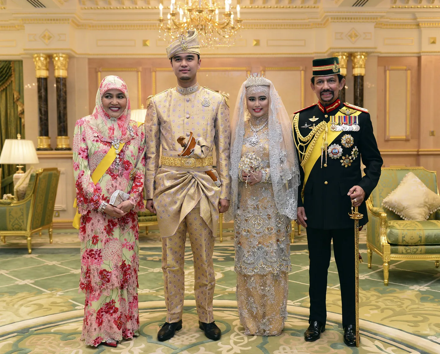 Brunei sultan Hassanal Bolkiah ja tema abikaasa (vasakul) Pengiran Anak Saleha koos äsja abiellunud tütre printsess Hafizah Sururul Bolkiah ja tema abikaasa Muhammad Ruzainiga.