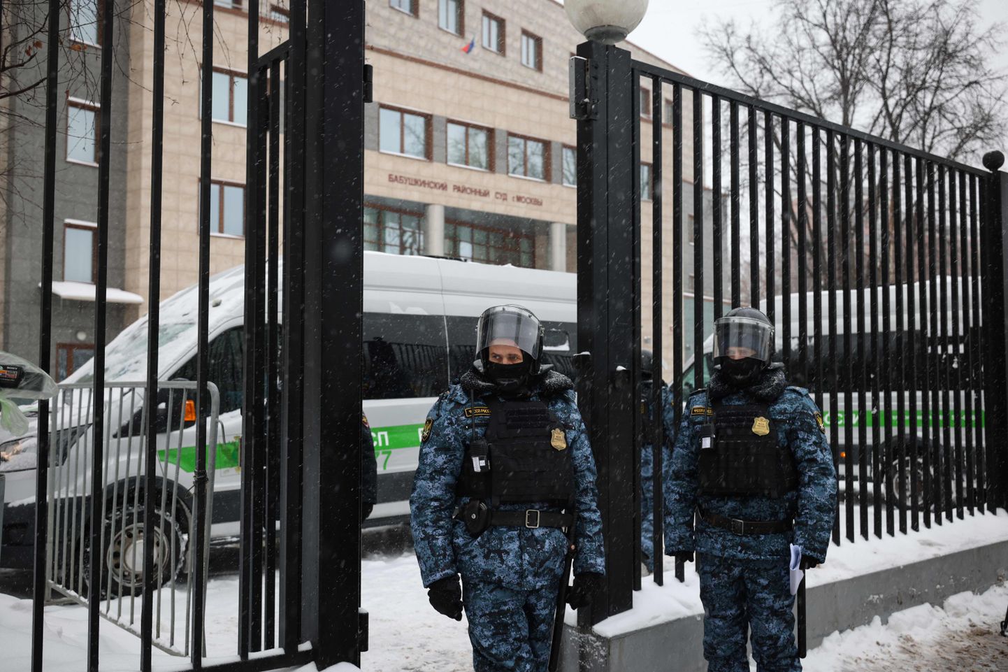 Полиция у здания Бабушкинского суда Москвы.