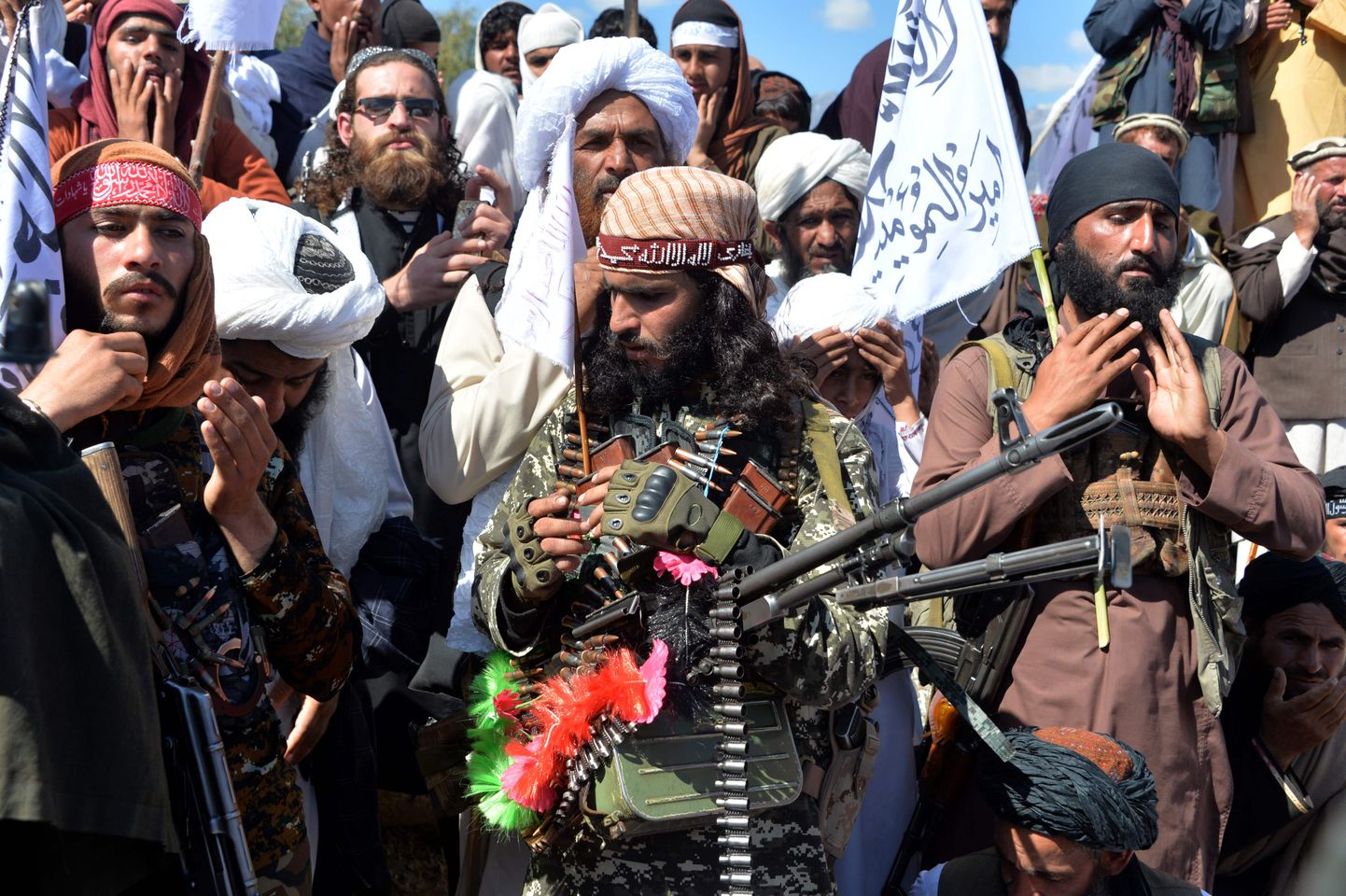 Talibani võitlejad ja külaelanikud Laghmani provintsis rahulepet tähistamas.