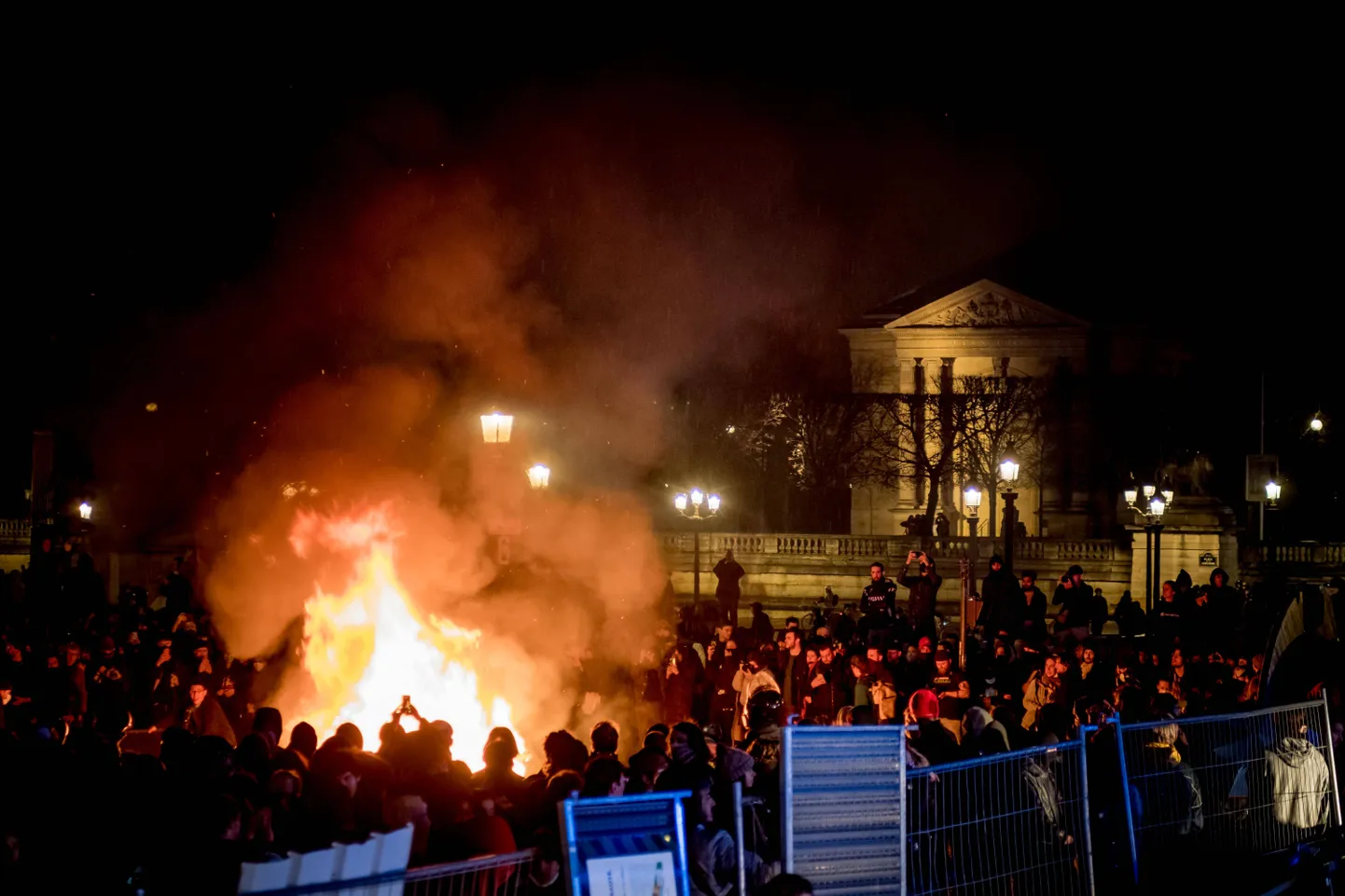Eileõhtused meeleavaldused Pariisis Place de la Concorde'il.
