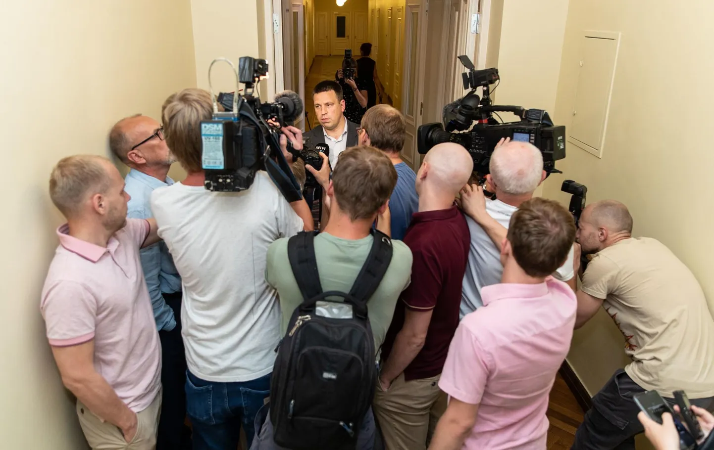 Ajakirjanikud küsitlesid pärast erikomisjonide istungit Jüri Ratast (KE, üleval).

Riigikogu erikomisjonide juhid Jürgen Ligi (RE) ja Katri Raik (SDE, all).