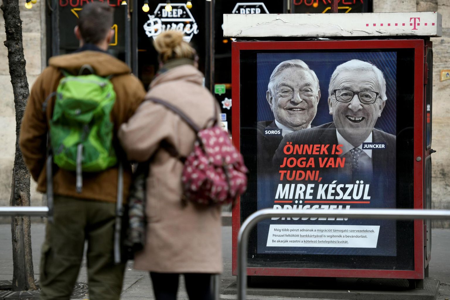 «Ka sinul on õigus teada, mida Brüssel plaanib,» teatasid mullu Ungaris üles riputatud Jean-Claude Junckeri ja George Sorose piltidega plakatid, mis osutusid paljudele Fidesziga koos Euroopa paremtsentris olevatele poliitikutele ja parteidele viimaseks piisaks. 