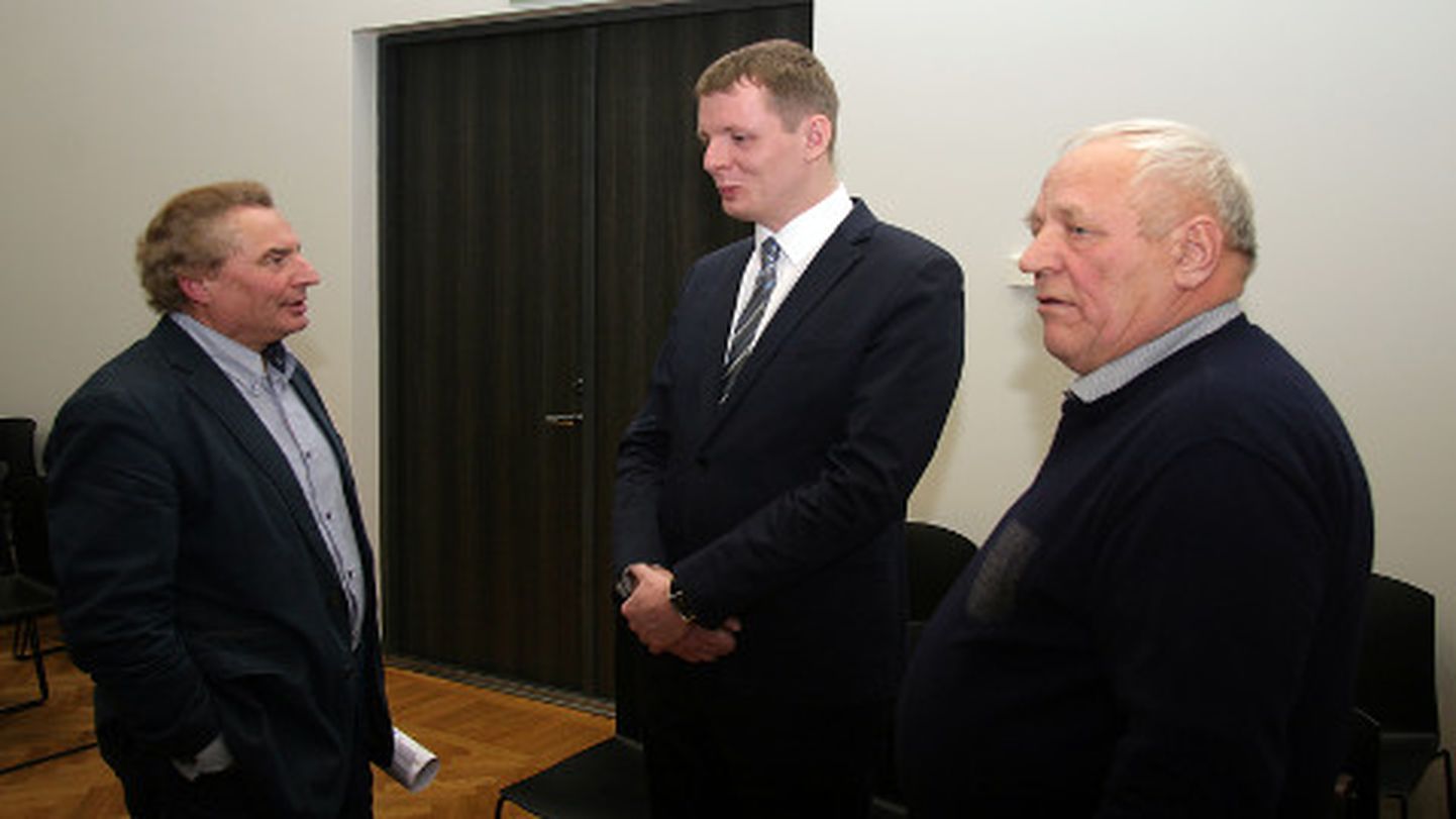 Jevgeni Solovjov (vasakul), tema kaitsja Raul Palmaru (keskel) ja Jüri Kollo pole nõus süüdimõistva otsusega ning vaidlustasid seetõttu kohtulahendi Tartu ringkonnakohtus.