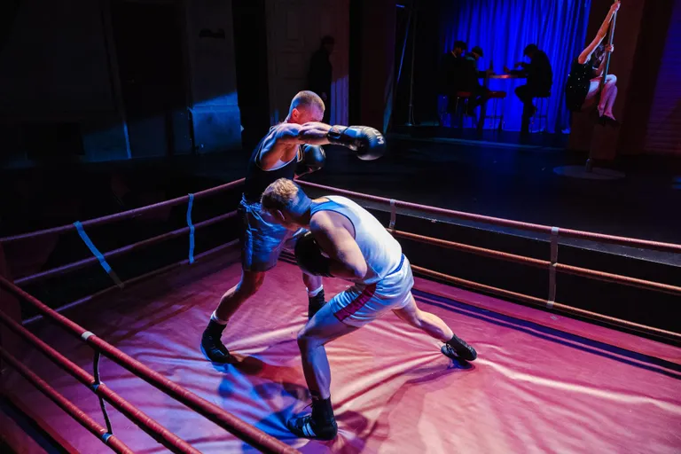 Endla teatri lavastus "Rocco ja tema vennad", lavastas Kaili Viidas. Pildil Vallo Kappak, Nils Mattias Steinberg, taamal Fatme Helge Leevald.Pärast oma mehe surma otsustab lesestunud Rosaria koos viie pojaga alustada uut elu Põhja-Itaalias. Lihtsad ja siirad, elus kogenematud maapoisid, kes on kasvanud ema võimuka, ent armastava käe all, satuvad teise maailmasõja järgsesse tööstuslikku Milanosse.