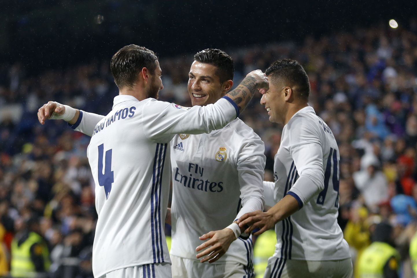 Cristiano Ronaldo meeskonnakaaslastega rõõmustamas.