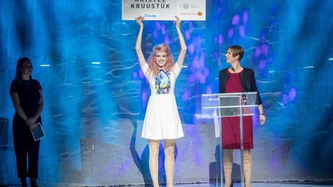 Грибник, говорите? Керсти Кальюлайд поздравила лучших предпринимателей Эстонии в шикарном костюме!