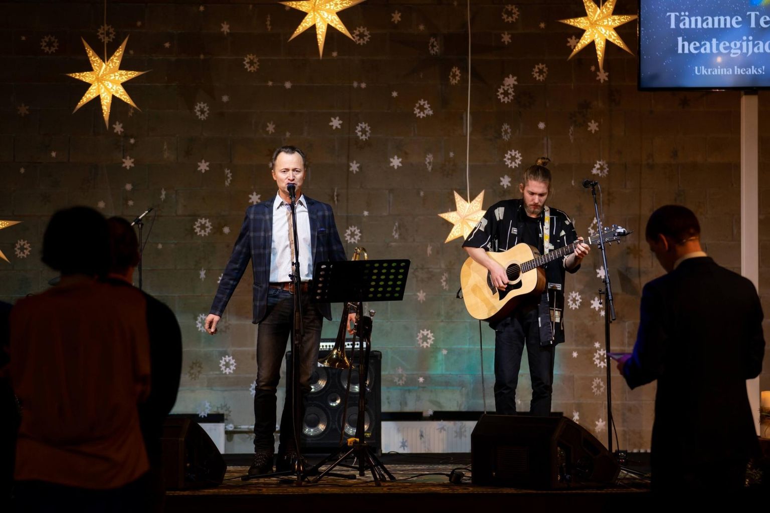 Ruslan Trotšõnskõi esinemas Rakvere Karmeli kirikus vabatahtlike tänuüritusel. Armastatud muusik on kohal ka Ukraina koolinoorte jõulupeol.