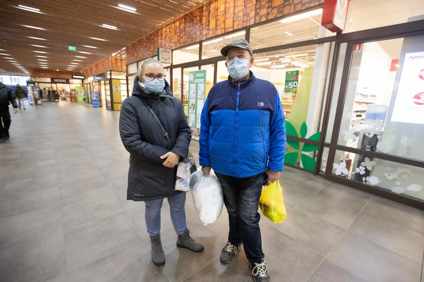 Кадр из торгового центра Kroonikeskuses: Андруг из Ида-Вирумаа и его дочь Лийс носят в публичных помещениях маски.