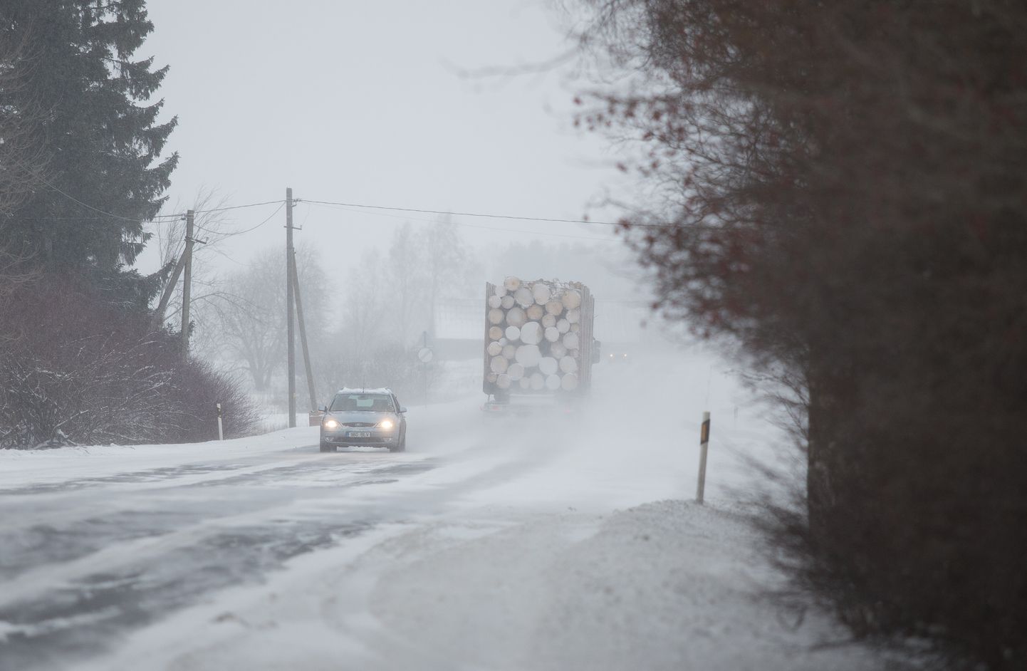 Tänased ilmastikuolud on rasked ning tihe lumesadu muudab teedel liiklemise ohtlikuks.