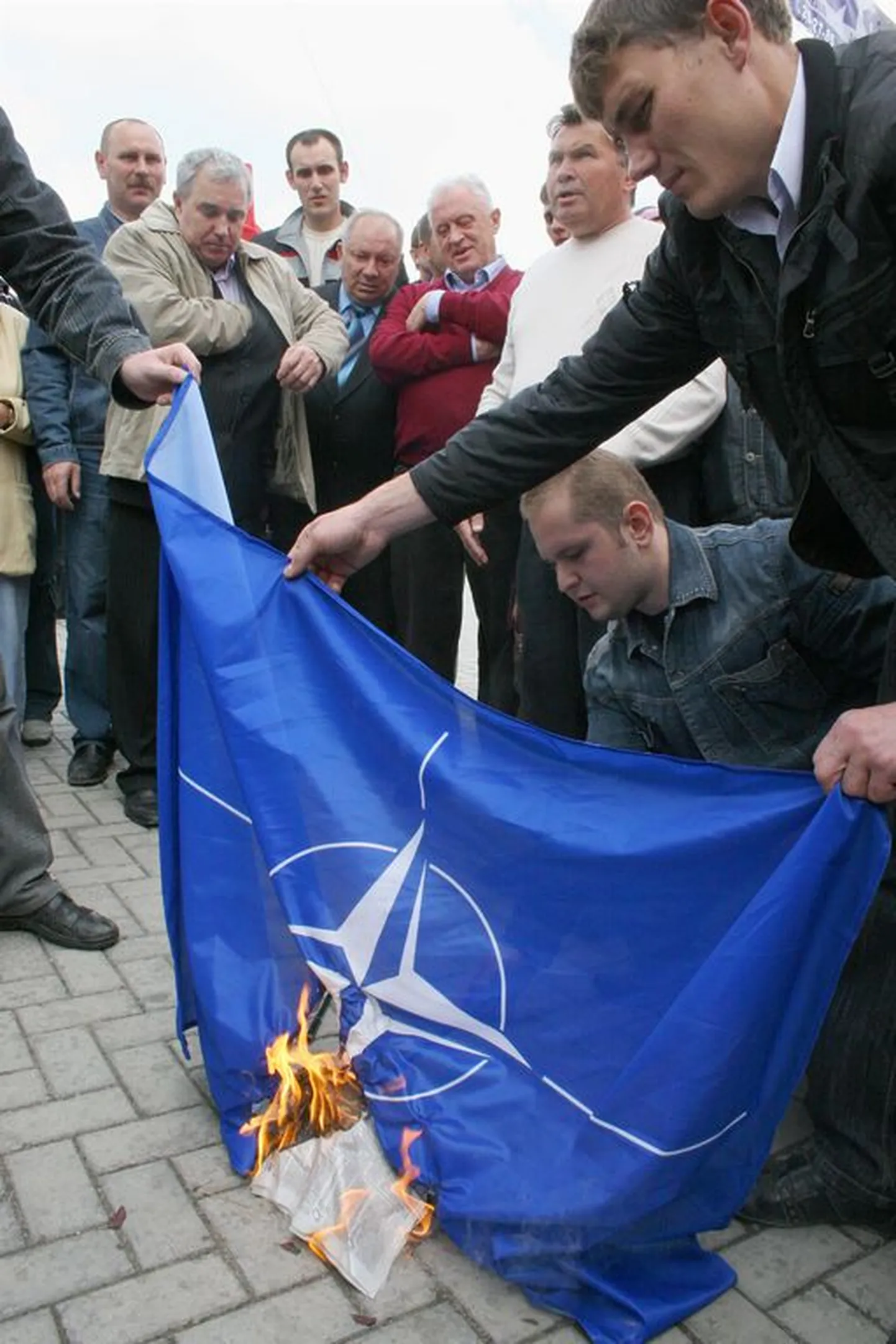 NATO lipu põletamine.