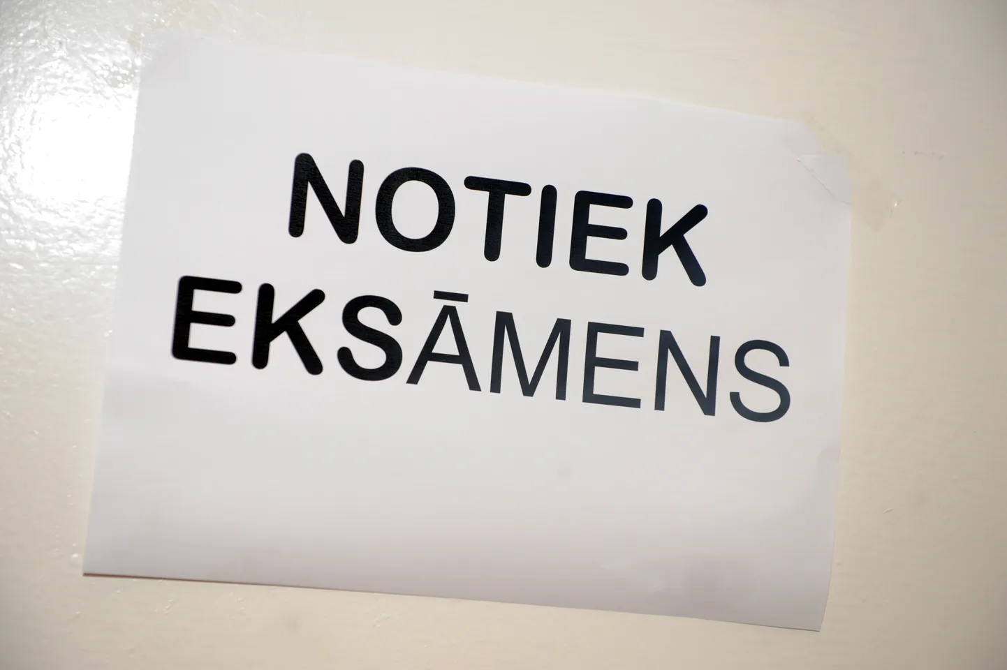 Lapa ar uzrakstu "Notiek eksāmens" Rīgas Šampētera vidusskolā.