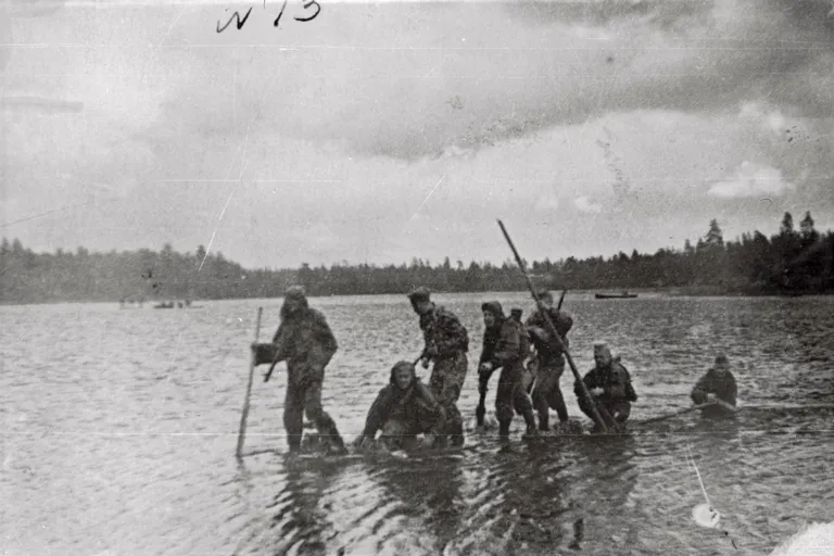 Laskurkorpuse võitlejad ületavad parvedel Emajõge 17.09.1944.