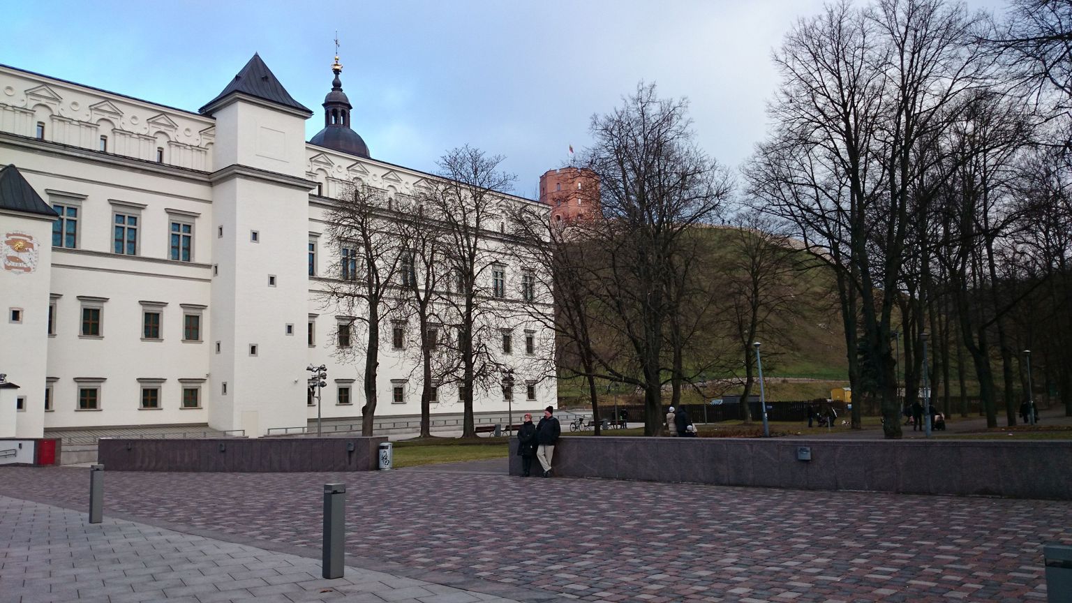 Nullist ülesehitatud ja miljoneid maksma läinud Vilniuse suurvürsti palees on püsiväljapanek algse hoone säilinud detailidest, aga üksjagu ruume seisab siiani tühjana.