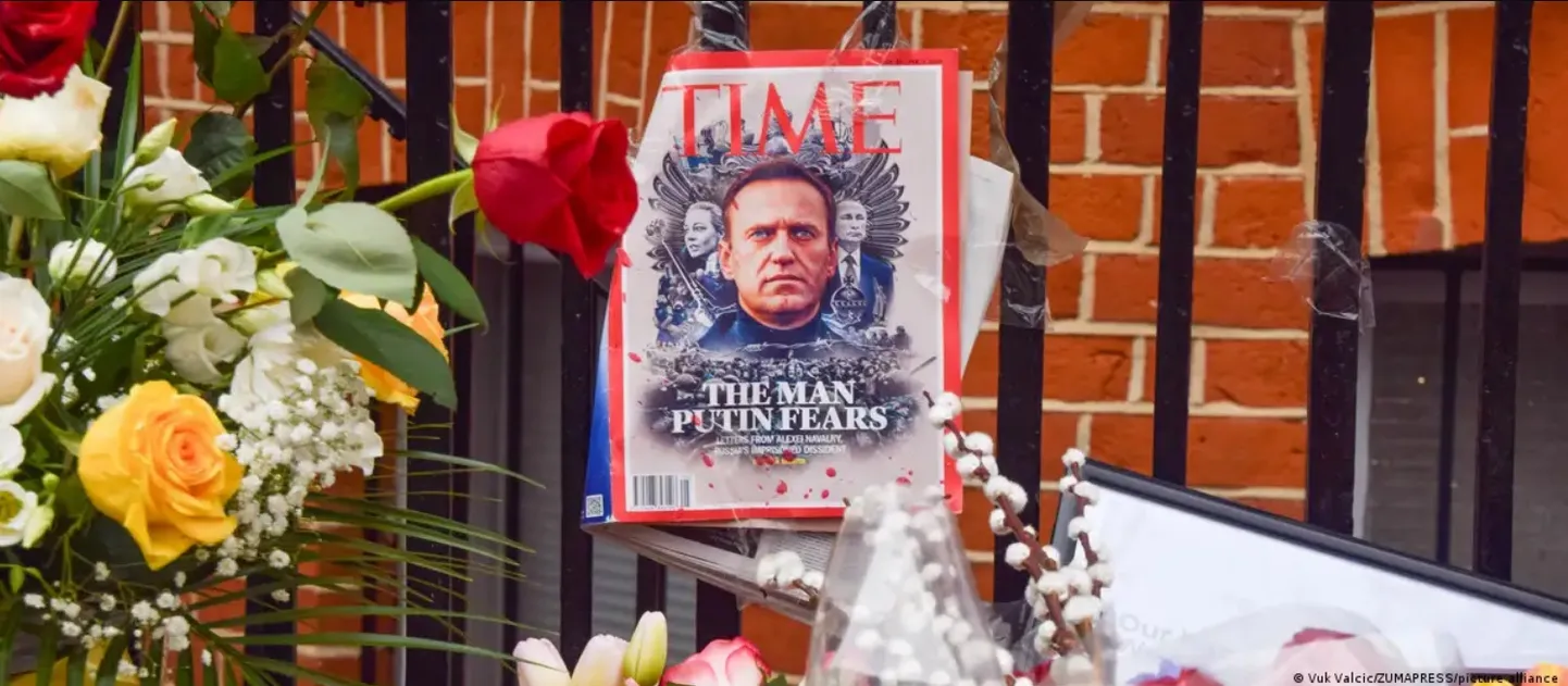 Цветы у спонтанно созданного мемориала Алексею Навальному напротив посольства РФ в Лондоне