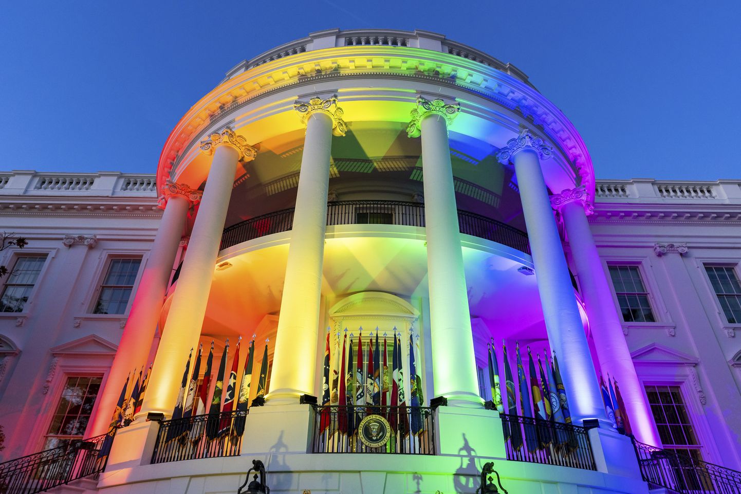 Белый дом в цветах радуги, 13 декабря 2022 г.