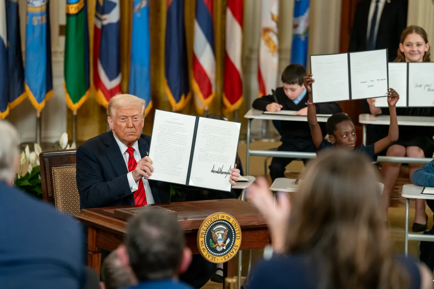 USA president Donald Trump allkirjastas täitevkorralduse haridusministeeriumi laialisaatmiseks. 20. märts 2025.
