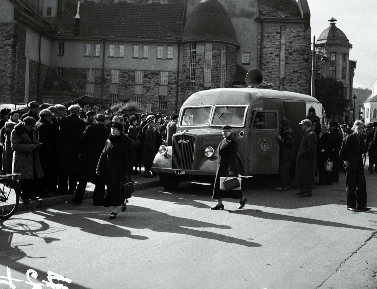 Kaitseliidu õhukaitsepropagandaauto 1939. aastal Draamateatri ees.