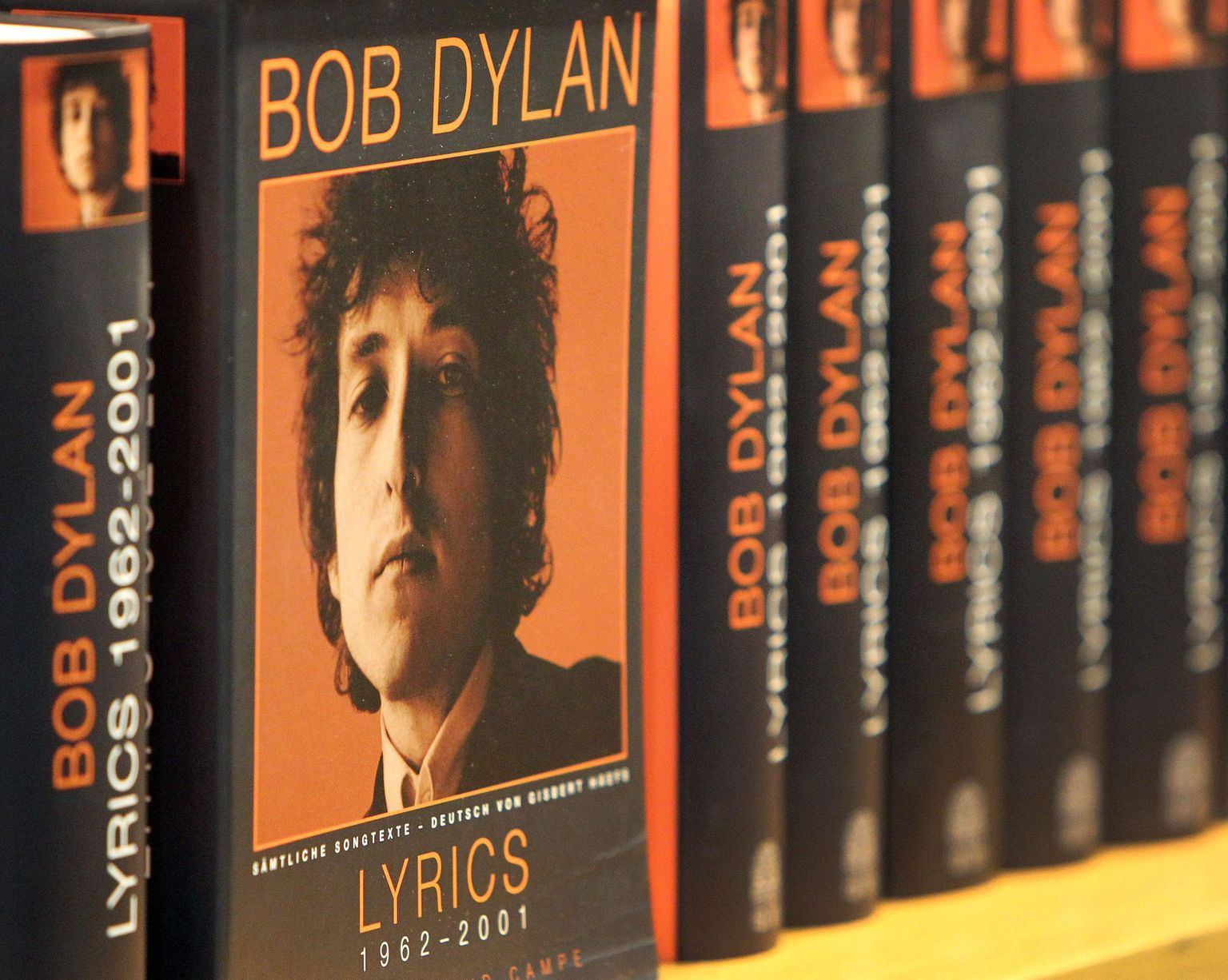 Bob Dylani raamat «The Lyrics 1961 - 2012», mille eest ta sai Nobeli kirjanduspreemia