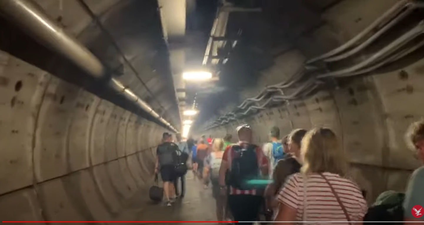 Kümned inimesed jäid 23. augustil La Manche'i väina all kulgevasse Eurotunnelisse tundideks lõksu, kui rongil tekkisid tehnilised probleemid