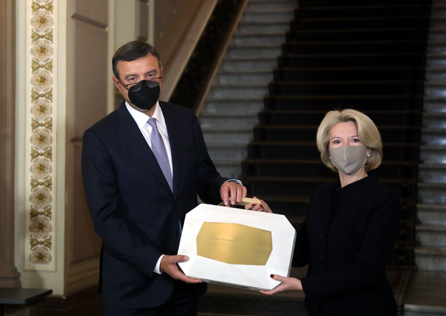 Finanšu ministrs Jānis Reirs un Saeimas priekšsēdētāja Ināra Mūrniece ar budžeta portfeli, kurš ar valdības sagatavoto 2022.gada valsts budžeta likumprojektu iesniegts izskatīšanai parlamentā.