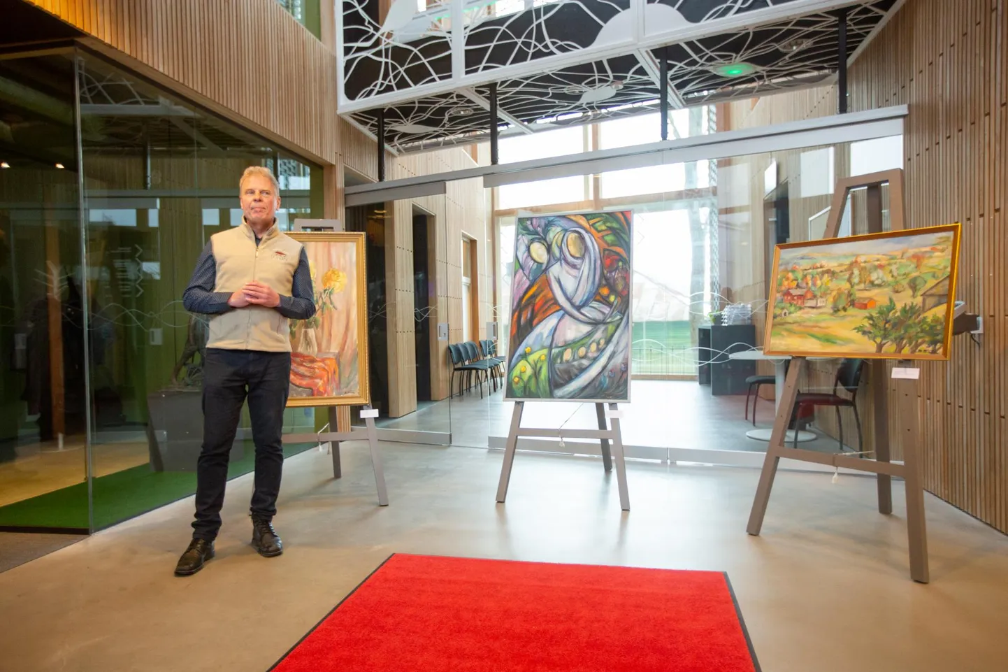 Benita Vommi loomelaadist kõneles maalide esitlusel kunstnik ja galerist Riho Hütt.