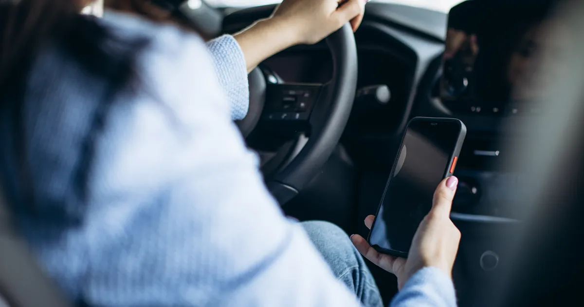 TEEL SAAREMAALE Politsei peatas roolis telefoni näppinud bussijuhi