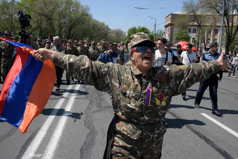 Meeleavaldajatega liitunud sõjaväelased Jerevanis. 