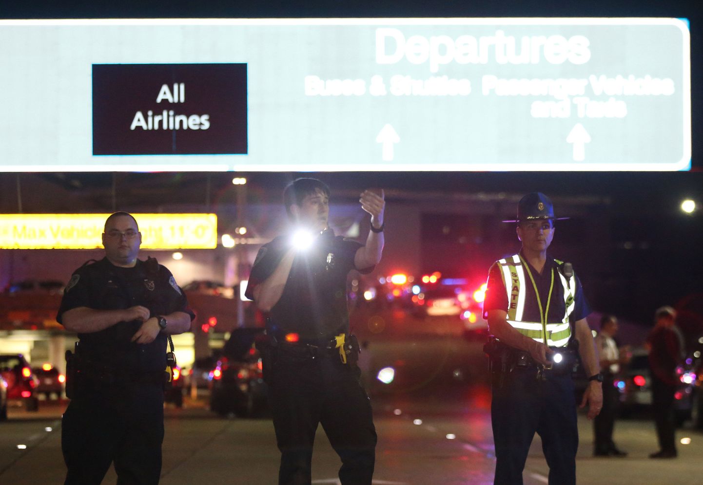 Politseinikud seismas New Orleansi lennujaama alal.