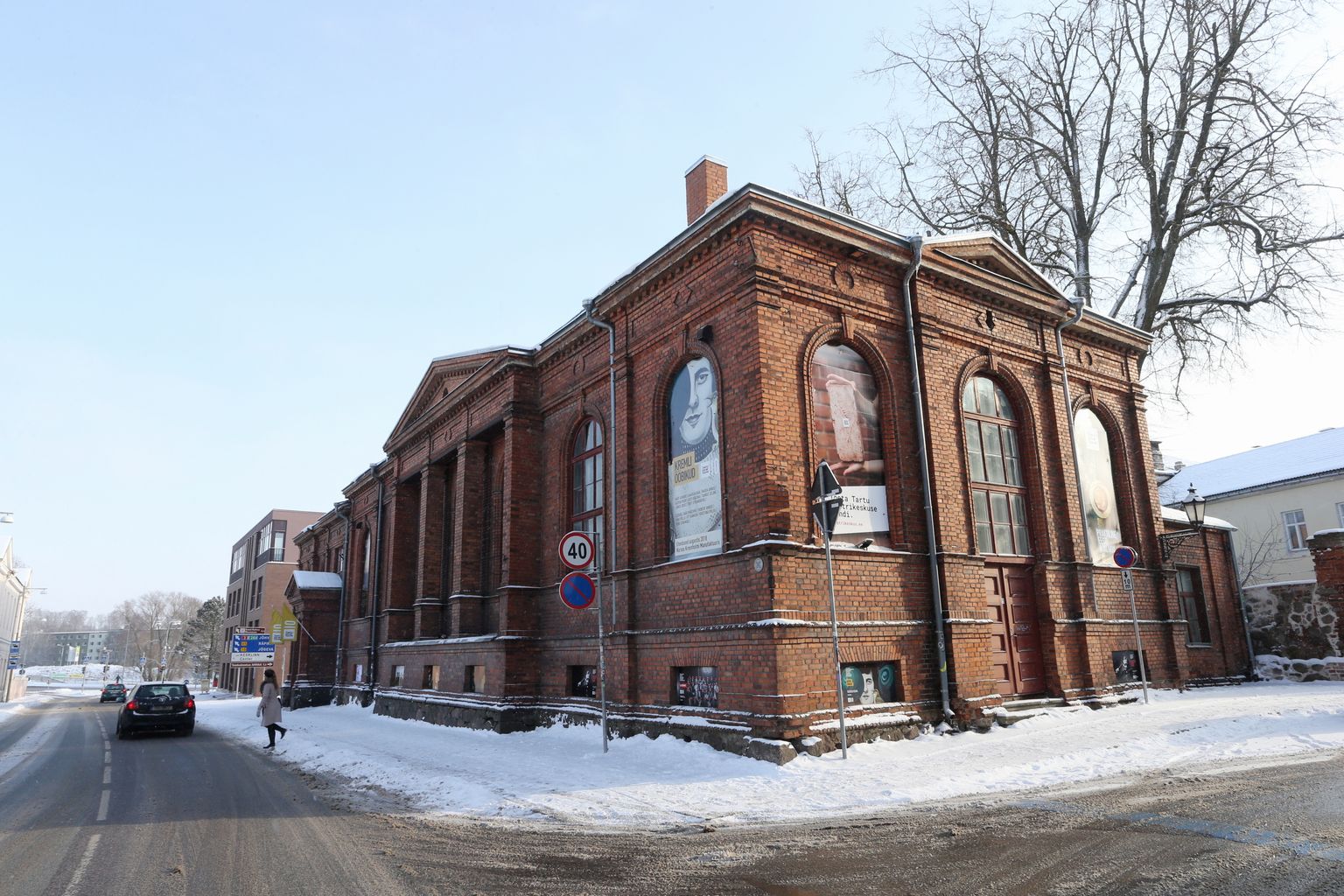 Praegu Tartu Uuele Teatrile koduks olev kivihoone kerkis Laia ja Magasini tänava nurgakrundile 19. sajandi lõpus.