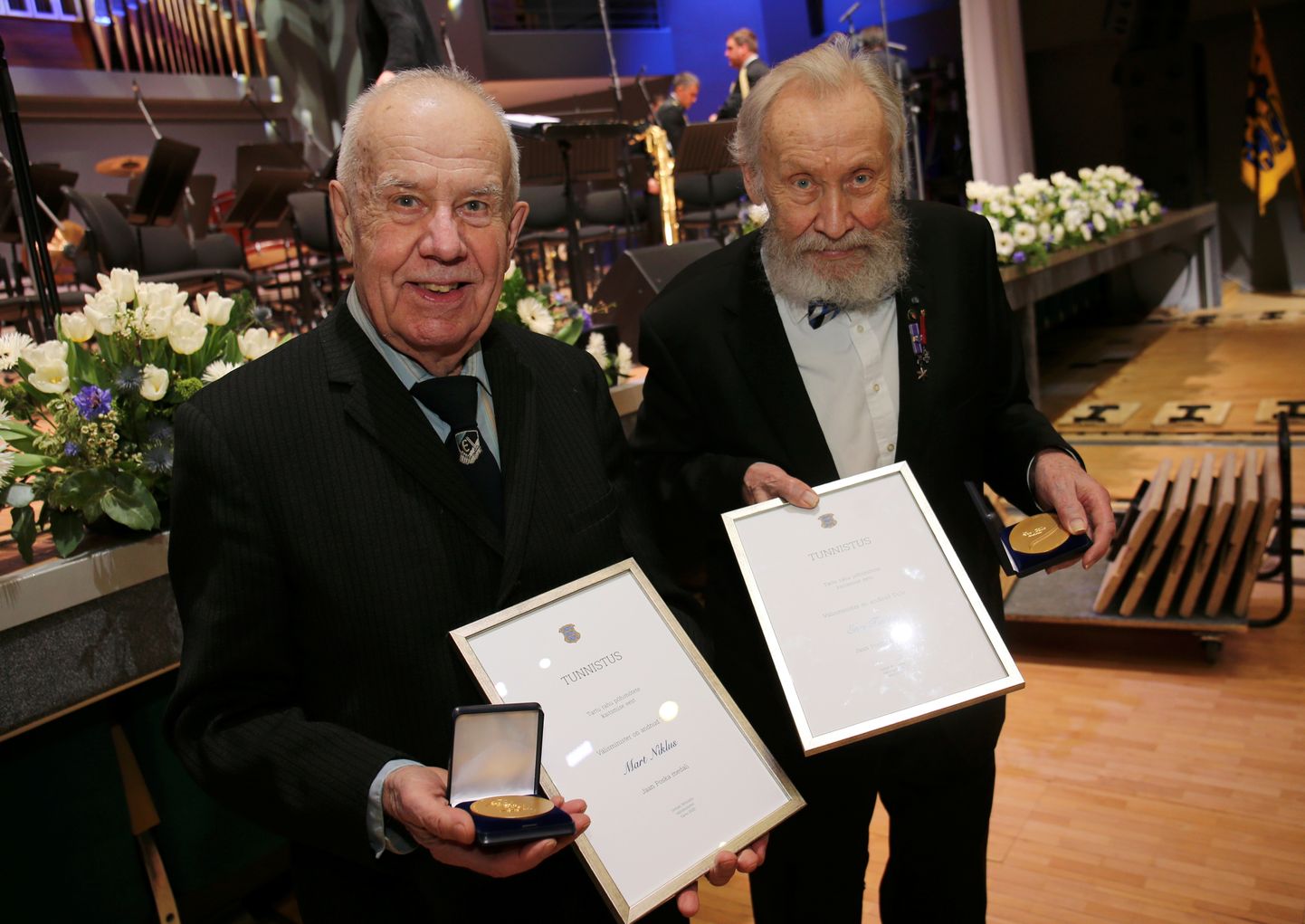Tartu rahu medali eelmisel aastal saanud Enn Tarto (paremal) ja Mart Niklus.