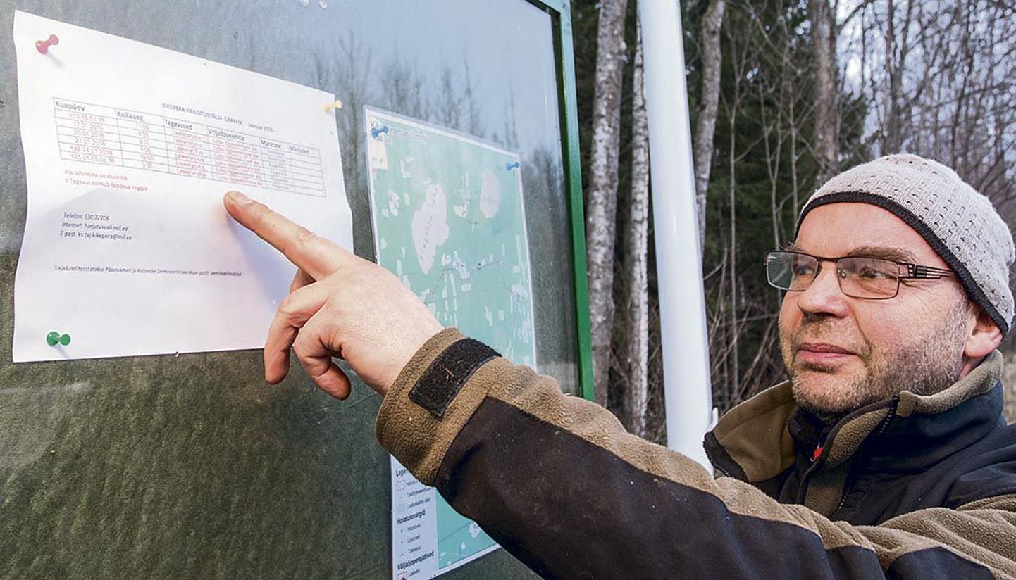 Erametsaomanik Olev Lillemets näitab laskeharjutuste graafikut Kikepera teeristis, ligi kilomeetri kaugusel laskealast on metsise püsielupaik.