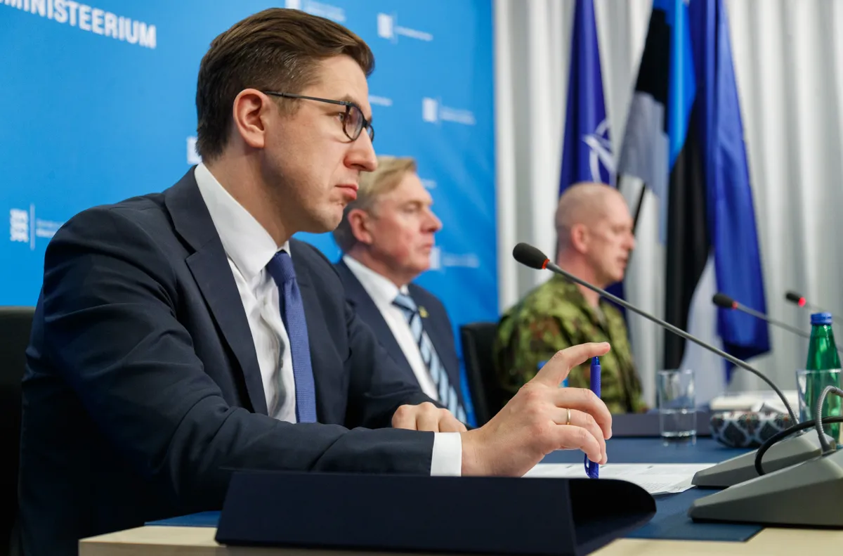 20 мая 2022, Министр обороны Калле Лаанет (в центре), командующий Силами обороны Мартин Херем (справа) и канцлер Минобороны Кусти Салм (слева) докладывают о новой программе развития обороны Эстонии на 2023 год.