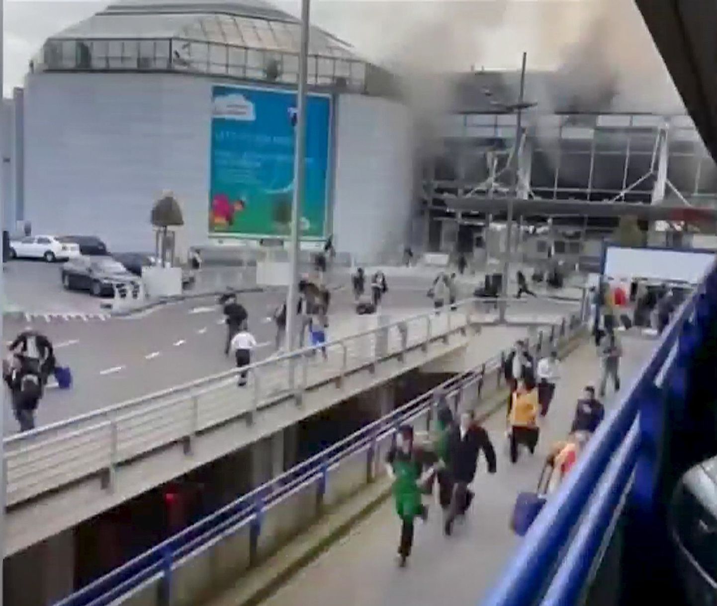 Inimesed põgenemas Brüsseli Zaventemi lennujaama terminalist pärast plahvatusi