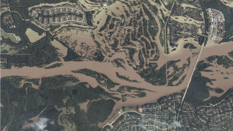 Спутниковый снимок города Кингсвуд после урагана "Харви"
