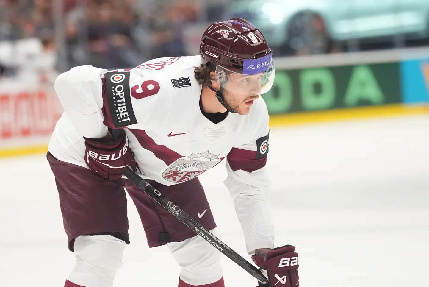 Latvijas hokeja izlases spēlētājs Renārs Krastenbergs
