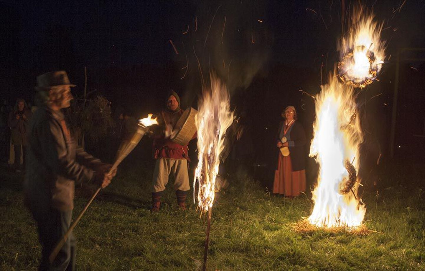 Nagu mullu, toob ka seekordse meefestivali esimene õhtu Karksi ordulinnuses kaasa meeldejääva etenduse tuleskulptuuride ja valguslaternatega šamaanitrummide saatel.